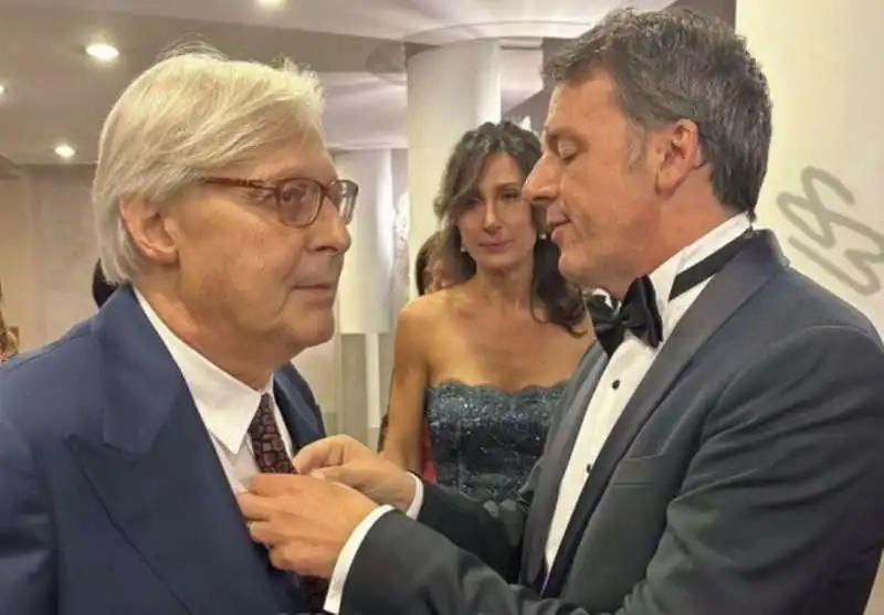 VITTORIO SGARBI SI FA SISTEMARE LA CRAVATTA DA MATTEO RENZI A VENEZIA