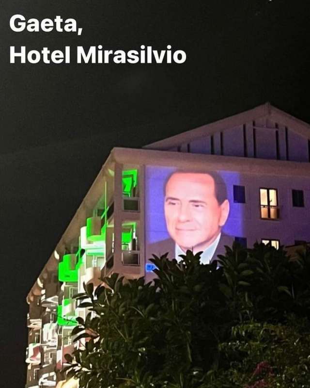 VOLTO DI BERLUSCONI PROIETTATO A GAETA