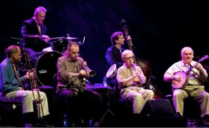 woody allen in concerto a milano con la new orleans jazz band. 