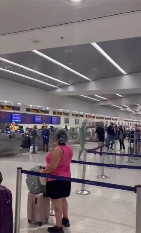 aeroporto di miami   uomo prova a imbarcarsi insieme alle valigie 3