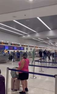 aeroporto di miami uomo prova a imbarcarsi insieme alle valigie 3