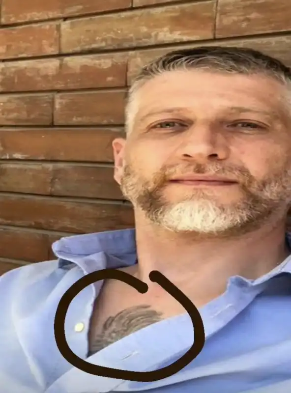 alessandro giuli - tatuaggio con l aquila fascista sul petto