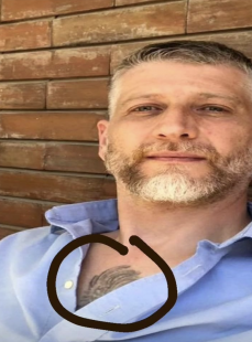 alessandro giuli - tatuaggio con l aquila fascista sul petto