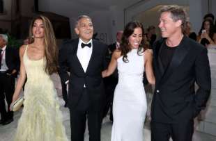 amal e george clooney, ines de ramon e brad pitt sul red carpet della mostra del cinema di venezia 3