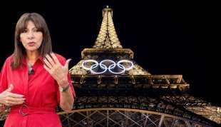 anne hidalgo e la tour eiffel con i cerchi olimpici