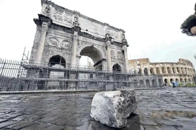 arco di costantino danneggiato da un fulmine 1