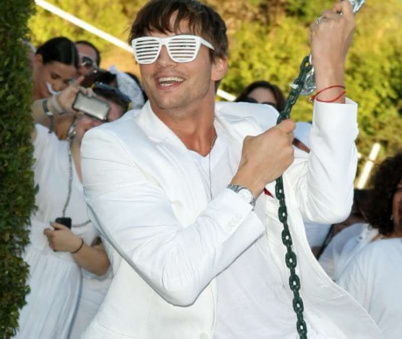 ashton kutcher a uno dei white party di puff daddy