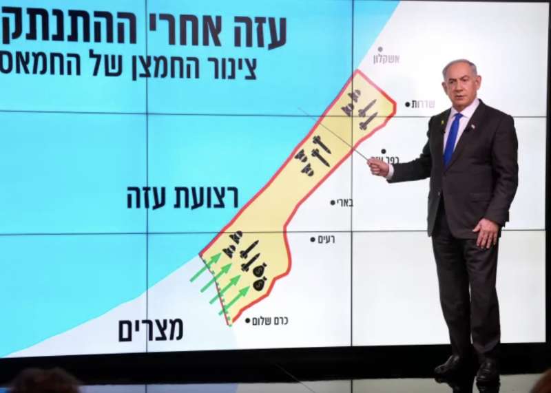 benjamin netanyahu con la mappa della striscia di gaza