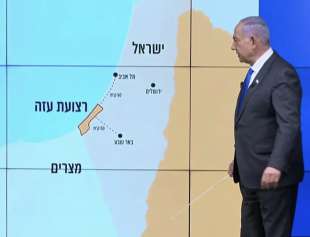 benjamin netanyahu con la mappa di israele (compresa la cisgiordania) e gaza 1