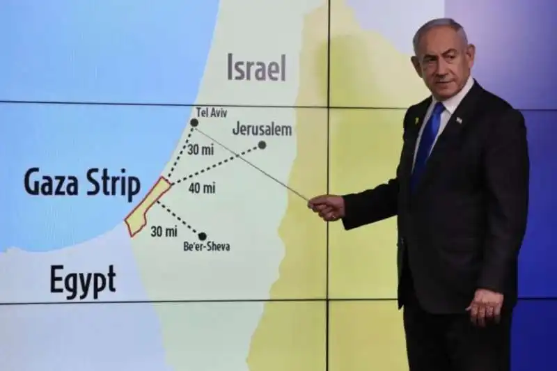 benjamin netanyahu con la mappa di israele (compresa la cisgiordania) e gaza