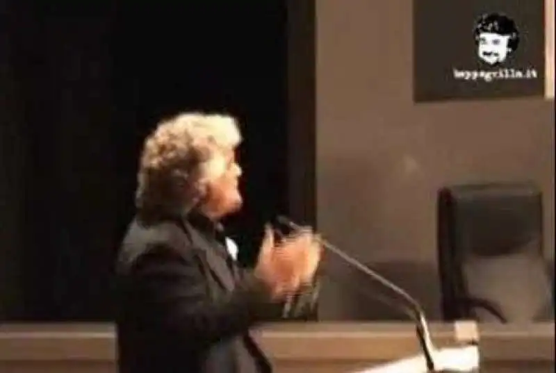 beppe grillo interviene all assemblea telecom