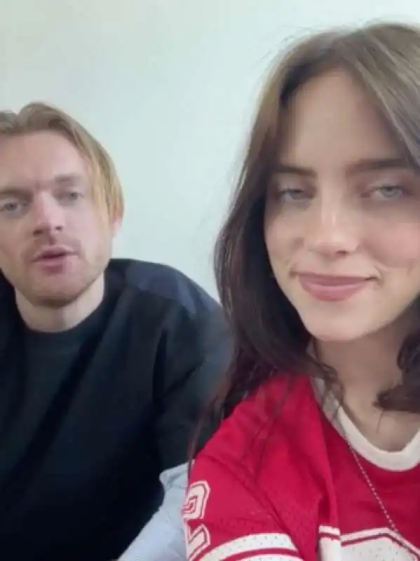 billie eilish e finneas invitano a votare kamala harris 4