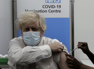 BORIS JOHNSON SI VACCINA