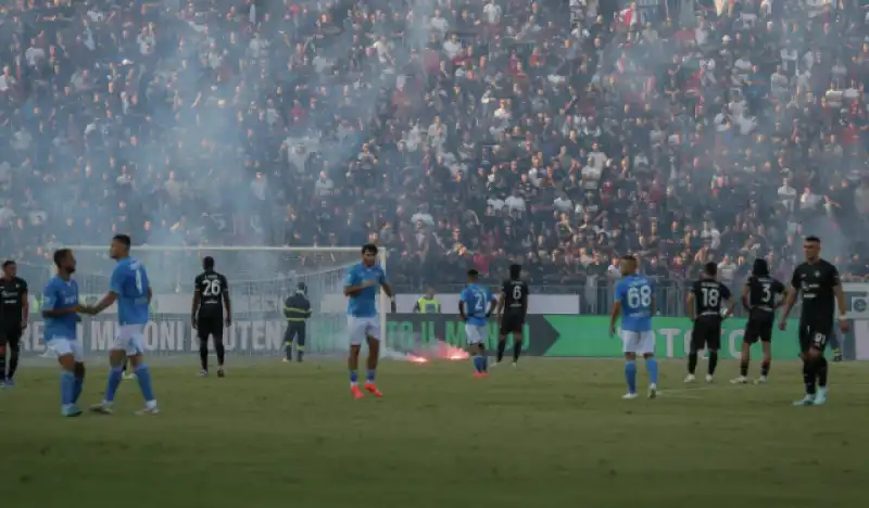 CAGLIARI NAPOLI - LANCIO DI FUMOGENI