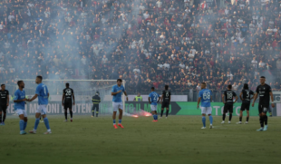 CAGLIARI NAPOLI - LANCIO DI FUMOGENI