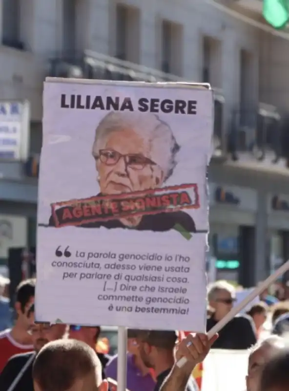 CARTELLO CONTRO LILIANA SEGRE ALLA MANIFESTAZIONE PRO PALESTINA A MILANO