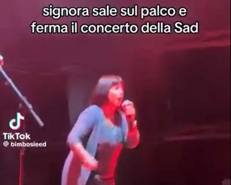 donna interrompe concerto dei la sad  2