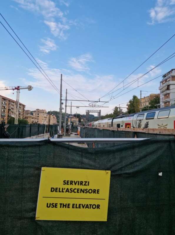 ERRORI GRAMMATICALI NEI CARTELLI DELLA STAZIONE SAN PIETRO