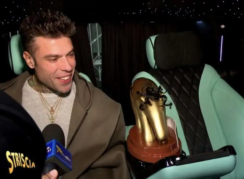 fedez riceve il tapiro

