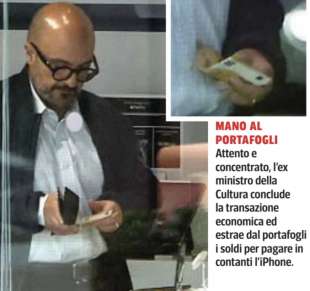 GENNARO SANGIULIANO COMPRA UN TELEFONO PAGANDOLO IN CONTANTI - FOTO DI OGGI - 1