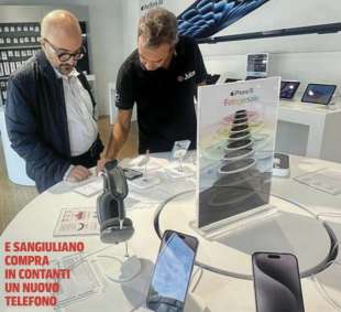 GENNARO SANGIULIANO COMPRA UN TELEFONO PAGANDOLO IN CONTANTI - FOTO DI OGGI