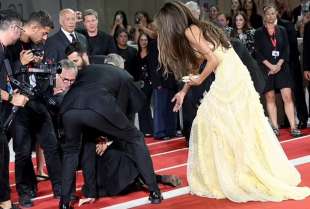 george clooney aiuta un fotografo sul red carpet della mostra del cinema di venezia 1