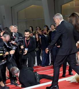 george clooney aiuta un fotografo sul red carpet della mostra del cinema di venezia 2