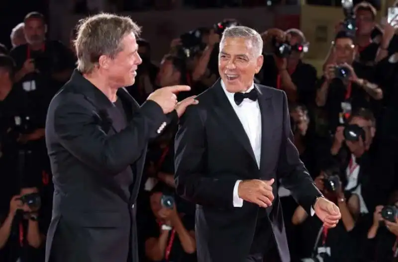 george clooney e brad pitt sul red carpet della mostra del cinema di venezia  2