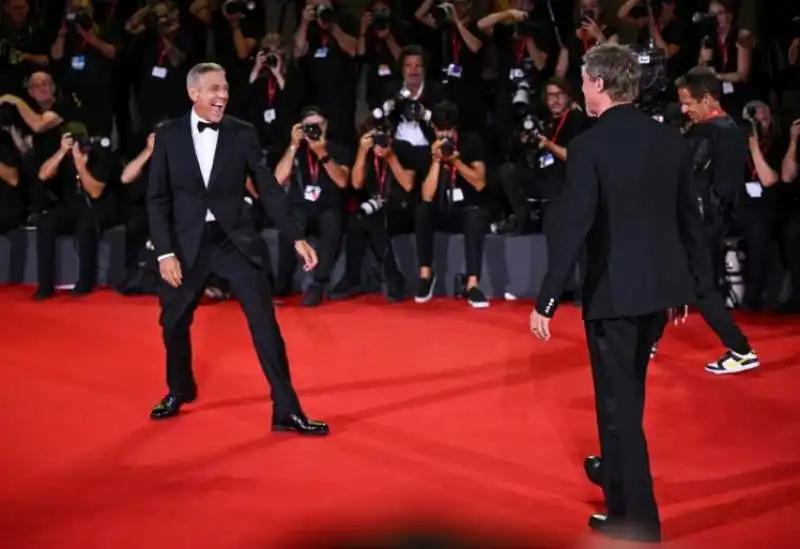 george clooney e brad pitt sul red carpet della mostra del cinema di venezia  3