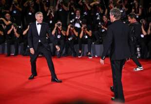 george clooney e brad pitt sul red carpet della mostra del cinema di venezia 3