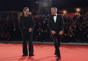 george clooney e brad pitt sul red carpet della mostra del cinema di venezia 4