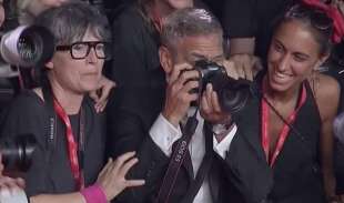 george clooney tra i fotografi sul red carpet della mostra del cinema di venezia 1