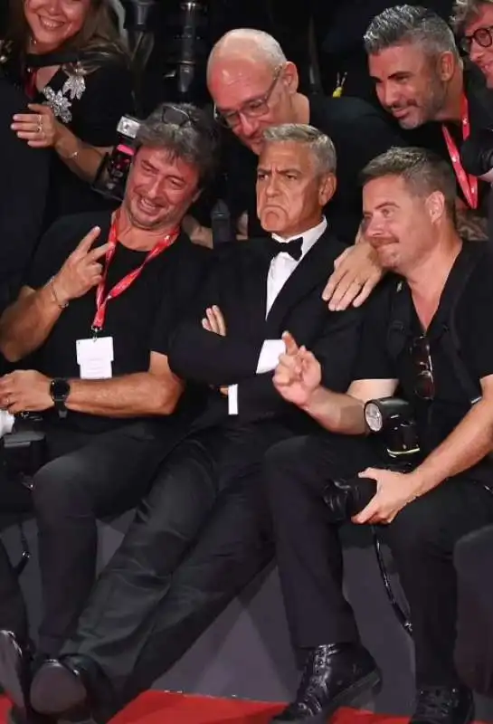 george clooney tra i fotografi sul red carpet della mostra del cinema di venezia  2