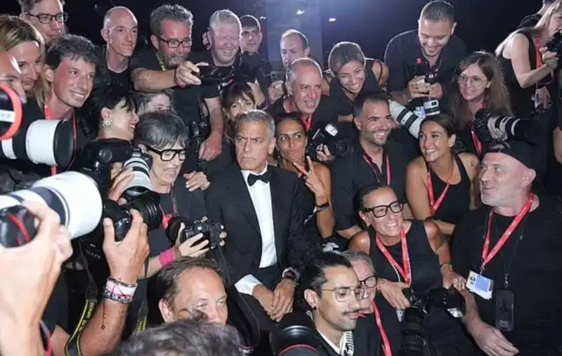 george clooney tra i fotografi sul red carpet della mostra del cinema di venezia  3