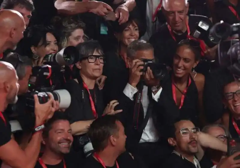 george clooney tra i fotografi sul red carpet della mostra del cinema di venezia  4