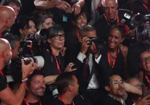 george clooney tra i fotografi sul red carpet della mostra del cinema di venezia 4