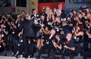 george clooney tra i fotografi sul red carpet della mostra del cinema di venezia 5