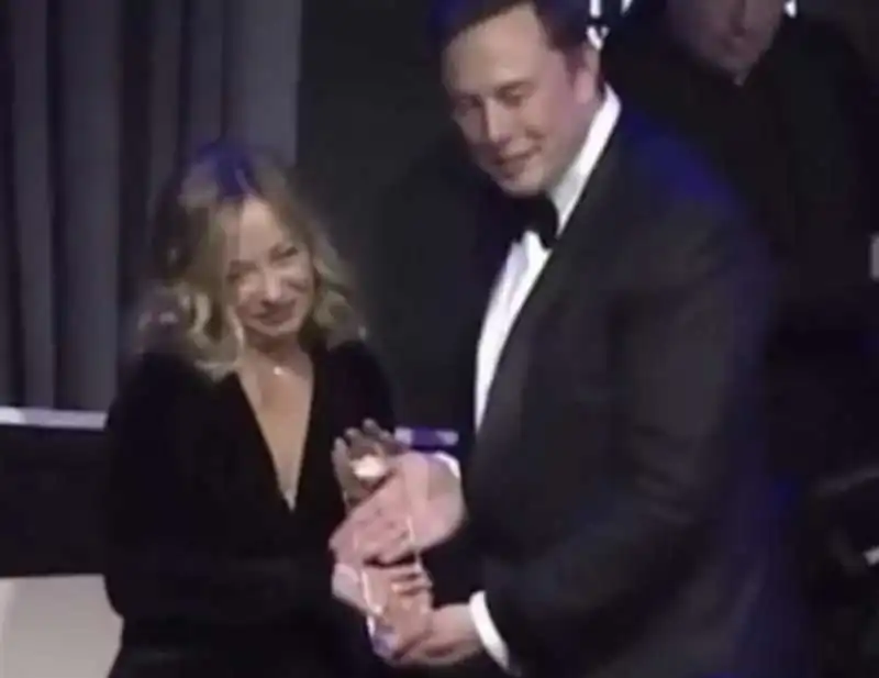 giorgia meloni premiata da elon musk all atlantic council 