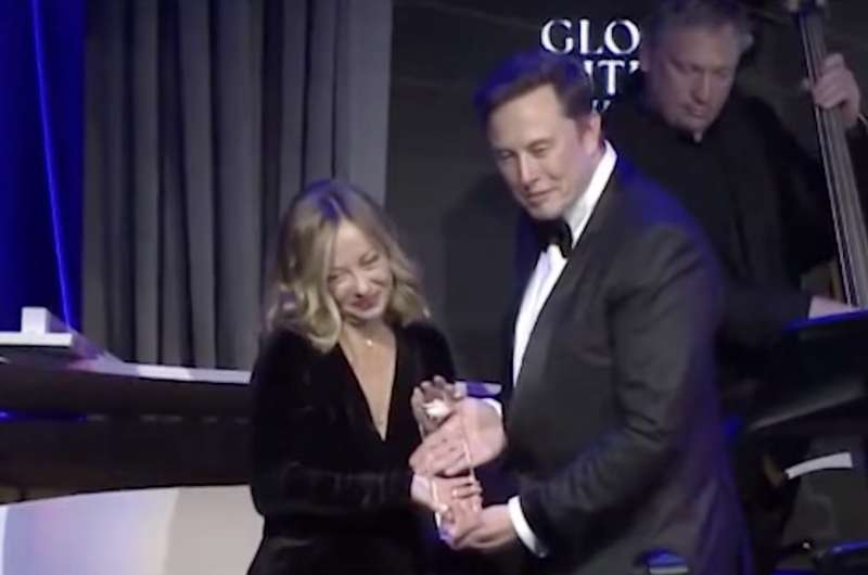 giorgia meloni premiata da elon musk all atlantic council 3