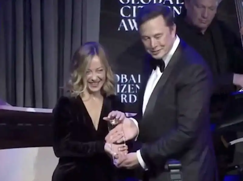 giorgia meloni premiata da elon musk all atlantic council 4