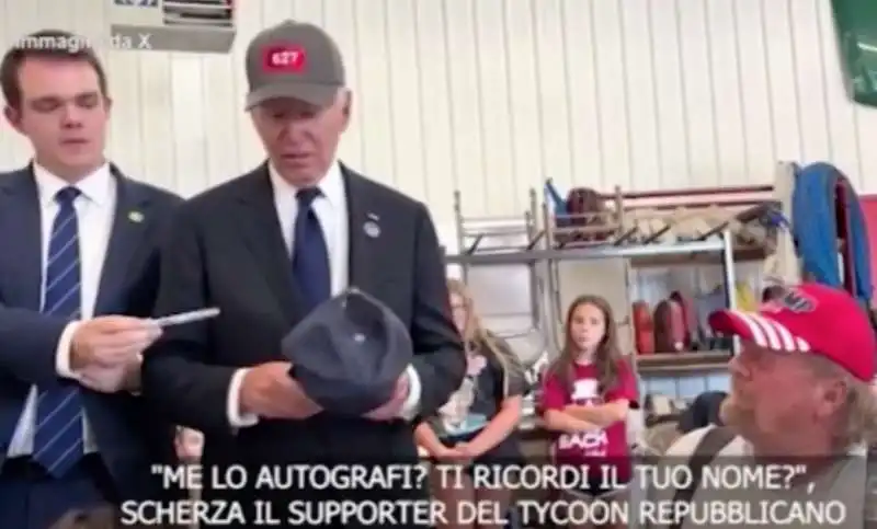 joe biden indossa un cappellino di donald trump 5