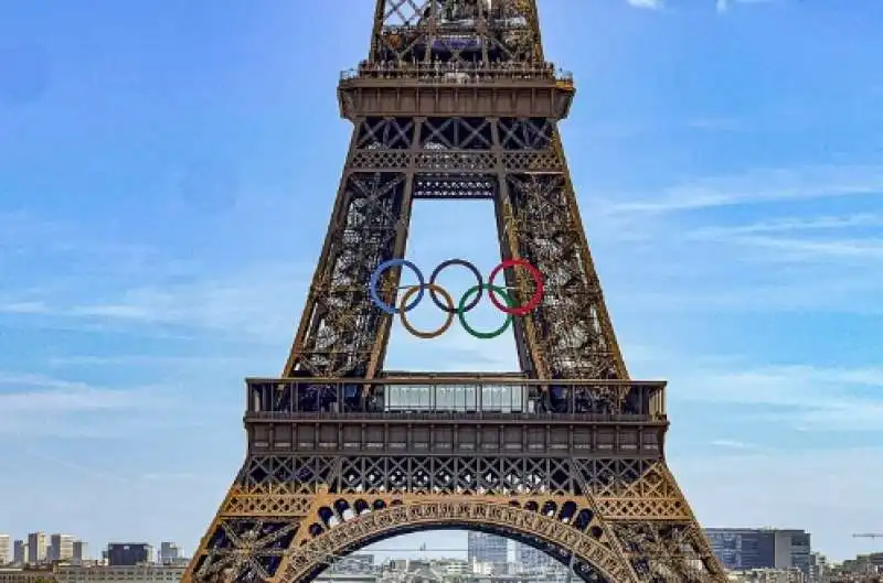 la tour eiffel con i cerchi olimpici 4