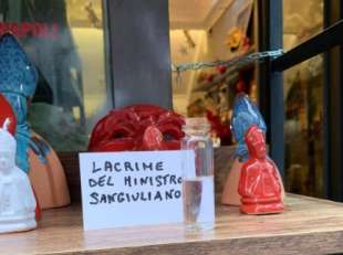 lacrime del ministro sangiuliano in vendita a napoli