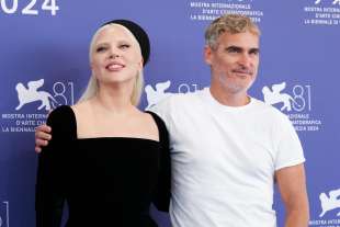 lady gaga joaquin phoenix photocall joker folie a deux venezia 2024