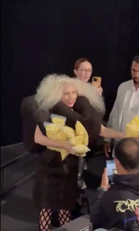 lady gaga lancia popcorn al pubblico  2