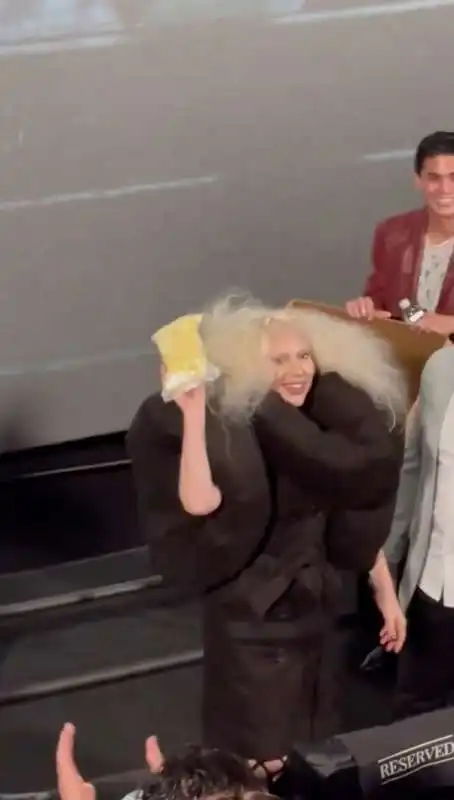 lady gaga lancia popcorn al pubblico  4