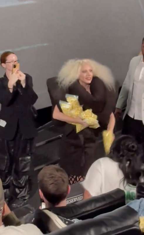 lady gaga lancia popcorn al pubblico 5