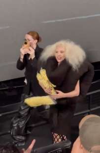 lady gaga lancia popcorn al pubblico 7