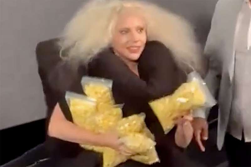 lady gaga lancia popcorn al pubblico 9