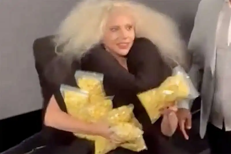 lady gaga lancia popcorn al pubblico  9